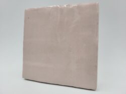 Różowe płytki ceramiczne - Harmony RIAD PINK 10x10 cm. Śliczna, różowa płytka ścienna z błyszczącą, nierówną powierzchnia.