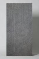 Płytka ścienna, strukturalna - Impronta Limestone Dark Riga 60x120 rett. Kafle imitujące kamień w ciemnym odcieniu szarości z matową, ryflowaną struktura.