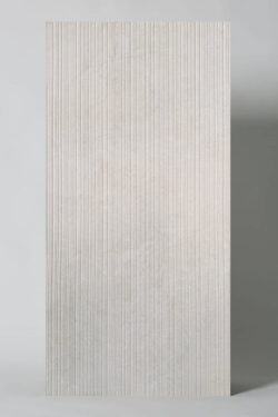 Płytki strukturalne, jasnoszare - Impronta Limestone White Riga 60x120cm. Kafle 3D na ścianę z matową powierzchnią imitującą kamień.