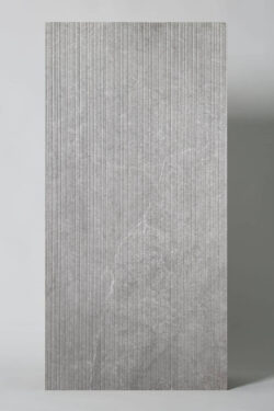Płytki strukturalne, szare - Impronta Limestone Grey Riga 60x120cm. Podłużne płytki ścienne, imitujące kamień z rowkami 3D.