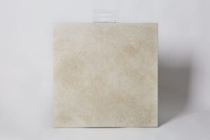 Lappato płytki - Absolut Oleron Cream Lappato 80X80 cm. Jasna, kremowa, hiszpańska płytka imitująca kamień z powierzchnią lappato i delikatnym wzorem na podłogę i ścianę.