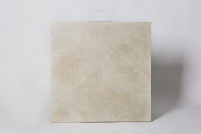 Lappato płytki - Absolut Oleron Cream Lappato 80X80 cm. Jasna, kremowa, hiszpańska płytka imitująca kamień z powierzchnią lappato i delikatnym wzorem na podłogę i ścianę.