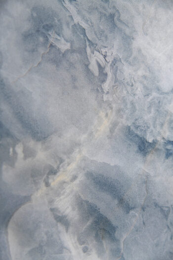 Niebieski marmur płytki - Absolut Aland Lappato 60x120 cm. Powierzchnia płytki lapato z widocznym żyłkowaniem.
