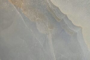 Płytki lapato niebieski marmur - Absolut Aland Lappato 60x120 cm. Widok powierzchni lappato - półpoler.