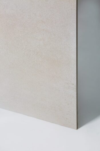 Płytki lappato, imitacja betonu - Absolut Keramika Ellesmere 60x60 cm. Hiszpańskie płytki półpoler na podłogę i ścianę w jasnym kolorze.