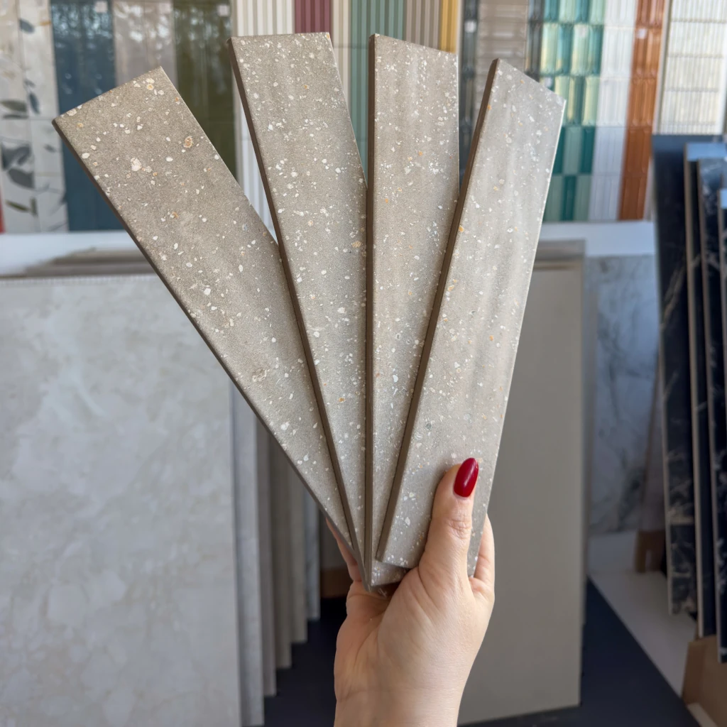 Harmony TRACE TAUPE PLAIN 6x30 cm płytki w podłużnym formacie z matową, lekko nieregularną powierzchnią, imitującą lastryko w kolorze szarobeżowym.