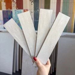 Jasnoszare kafelki matowe Harmony TRACE WHITE PLAIN 6X30, format cegiełki, imitacja lastryko, przeznaczone na ścianę.