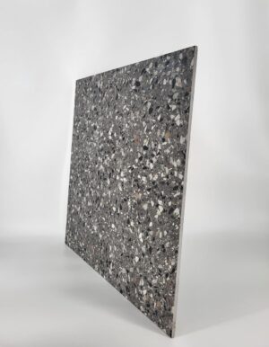 Kafle lastryko terrazzo - CERAMICHE PIEMME Venetian Marble Storm 60x60 cm. Płytki z kolorowymi kamyczkami oraz ciemnoszarą, matową powierzchnią.