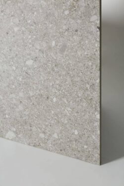 Kafle terrazzo - APE 4.STONES ceppo 60x120cm. Hiszpańskie, matowe płytki lastryko na podłogę lub ścianę, jasnoszare do łazienki, kuchni.