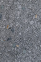 Lastryko gres - APE CEPPO Party rect 60X120 cm. Płytki z ciemnoszarą powierzchnią w macie, pokryte białymi, niebieskimi, brązowymi i szarymi kamyczkami.