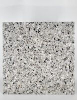 Lastryko płytki podłogowe - CERAMICHE PIEMME Venetian Marble Cloud 60x60 cm. Płytki kwadratowe, włoskie z szarą, matową powierzchnią pokrytą kolorowymi kamyczkami.