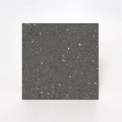Płytki ciemnoszare grafitowy terrazzo Marca Corona Terrasale 20x20cm Basalto K239. Matowa powierzchnia z białymi i czarnymi kamyczkami.