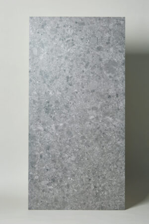 Płytki lastriko matowe - CIFRE Reload Grey Mat. Rect. 60x120cm. Szary gres podłogowo, ścienny w podłużnym rozmiarze 60x120 cm z różnej wielkości kamyczkami - lastriko. Hiszpańskie płytki do łazienki, kuchni, salonu.
