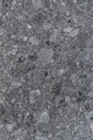 Płytki lastryko120x60 - APE CEPPO Coal rect. Ciemnioszare, klasyczne płytki lastryko, zbliżenie na powierzchnią - szare kamyki.