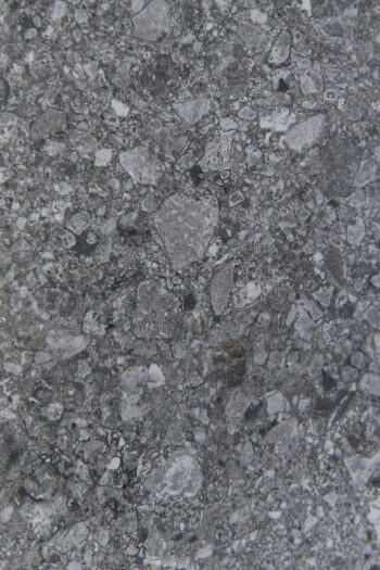 Płytki lastryko120x60 - APE CEPPO Coal rect. Ciemnioszare, klasyczne płytki lastryko, zbliżenie na powierzchnią - szare kamyki.