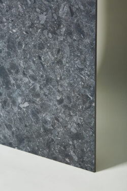 Płytki lastryko matowe - CIFRE Reload Anthracite Mat. Rect. 60x120 cm. Kafelki lastryko w kolorze antracytowym - ciemny odcień szarości na podłogę i ścianę.