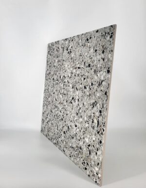 Płytki lastryko szare - CERAMICHE PIEMME Venetian Marble Cloud 60x60 cm. Włoskie kafle na ścianę z kolorowymi kamyczkami w matowym wykończeniu.
