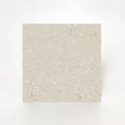 Płytki szarobeżowe terrazzo, matowe Marca Corona Terrasale Gemma 20x20 K242. Kamyczki białe i beżowe.