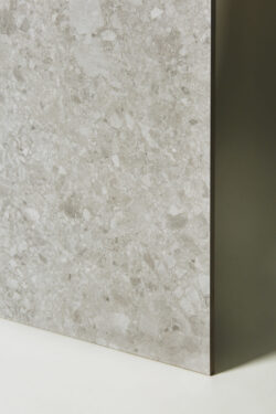 Płytki terrazzo matowe, jasnoszare - CIFRE Reload White Mat. Rect. 60x120 cm. Hiszpańskie gresy na podłogę, ścianę z różnej wielkości kamyczkami. Płytki terrazzo łazienkowe.