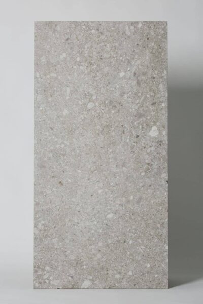 Terrazzo kafle - APE 4.STONES ceppo 60x120cm. Jasnoszare kafelki lastryko w matowym wykończeniu z białymi kamyczkami. Płytki terrazzo do łazienki, salonu na podłogę lub ścianę.