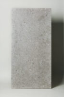 Terrazzo płytki łazienka - CIFRE Reload White Mat. Rect. 60×120 cm. Kafelki lastryko w jasnoszarym kolorze na podłogę lub ścianę idealne do łazienki.