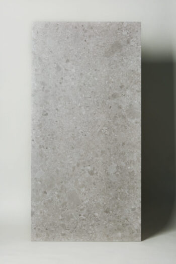 Terrazzo płytki łazienka - CIFRE Reload White Mat. Rect. 60x120 cm. Kafelki lastryko w jasnoszarym kolorze na podłogę lub ścianę idealne do łazienki.
