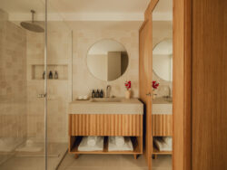 Beżowe płytki łazienkowe na ścianie, Harmony RIAD SAND 10x10cm. Kafelki w połysku i dużej różnicy odcieni.