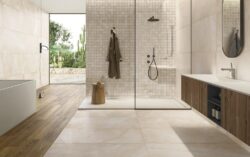 Beżowe płytki łazienkowe- Cerdomus Pulpis Beige 60x120 Matt. Łazienka z płytkami imitującymi marmur na podłodze i ścianie.