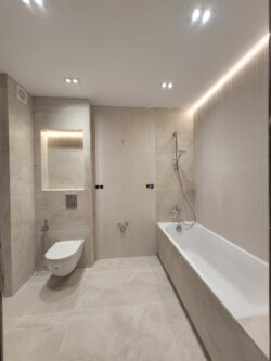 Łazienka z beżowymi płytkami łazienkowymi na podłodze i ścianie, Cerdomus Sybil Beige 60x120 cm oraz dekorami 3D beżowymi, Peronda Harmony Mare Sand Decor 32x90 cm