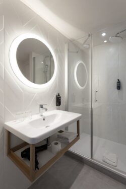 Biała łazienka inspiracje - włoskie kafelki ścienne, trójwymiarowe, MARCA CORONA 4D chevron white 40x80