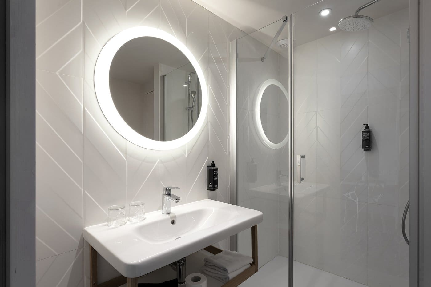 Biała łazienka - płytki trójwymiarowe na ścianie, MARCA CORONA 4D chevron white 40x80