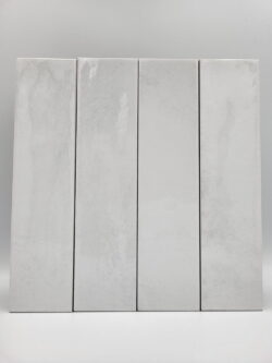 Białe kafelki do kuchni - Harmony BARI WHITE 6x24,6 cm. Cegiełki ceramiczne w odcieniach bieli z widocznymi ciemnymi przetarciami.