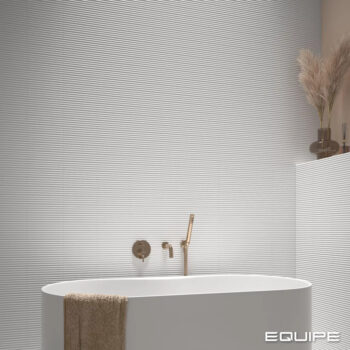 Białe płytki 3D do łazienki - Equipe Costa Nova Onda White 5x20 cm. Małe, białe, 3d płytki w łazience na ścianie. Kafelki lamele białe w połsyku.