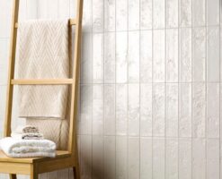 Białe płytki 3d w połysku na ścianie w łazience - Natucer Arches White 6,2x25cm