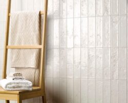 Białe płytki 3d w połysku na ścianie w łazience - Natucer Arches White 6,2x25cm