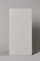 Białe płytki do łazienki - MARCA CORONA 4D chevron white 40x80cm. Włoskie płytki łazienkowe, ścienne, trójwymiarowe ze wzorem jodełką (chevron).
