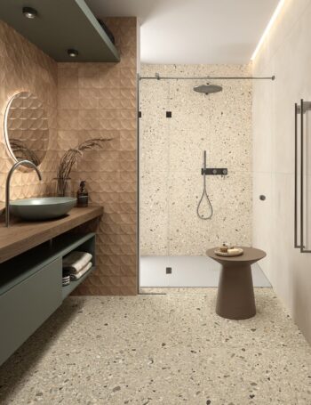 Brązowe kafelki do łazienki - Marca Corona Terracreta FORMA CHAMOTTE 20x20 cm. Łazienka ż brązową ścianą dekoracyjną.