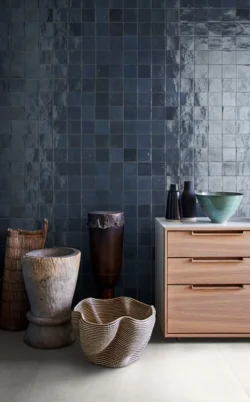 Ciemnoniebieskie płytki ścienne łazienka Marazzi Crogiolo Zellige china lux m5ps 10x10