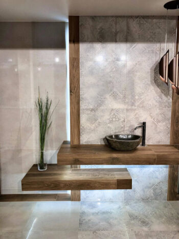 Absolut Ellesmere Decor Lappato 60x60 - Płytka patchworkowa na ścianie i podłodze w łazience.