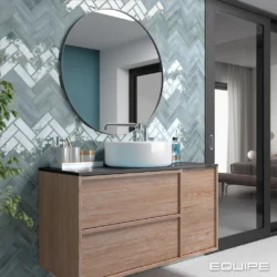 EQUIPE Coco Blue Grass 5X15 niebieskie małe kafelki na ścianie za lustrem w łazience