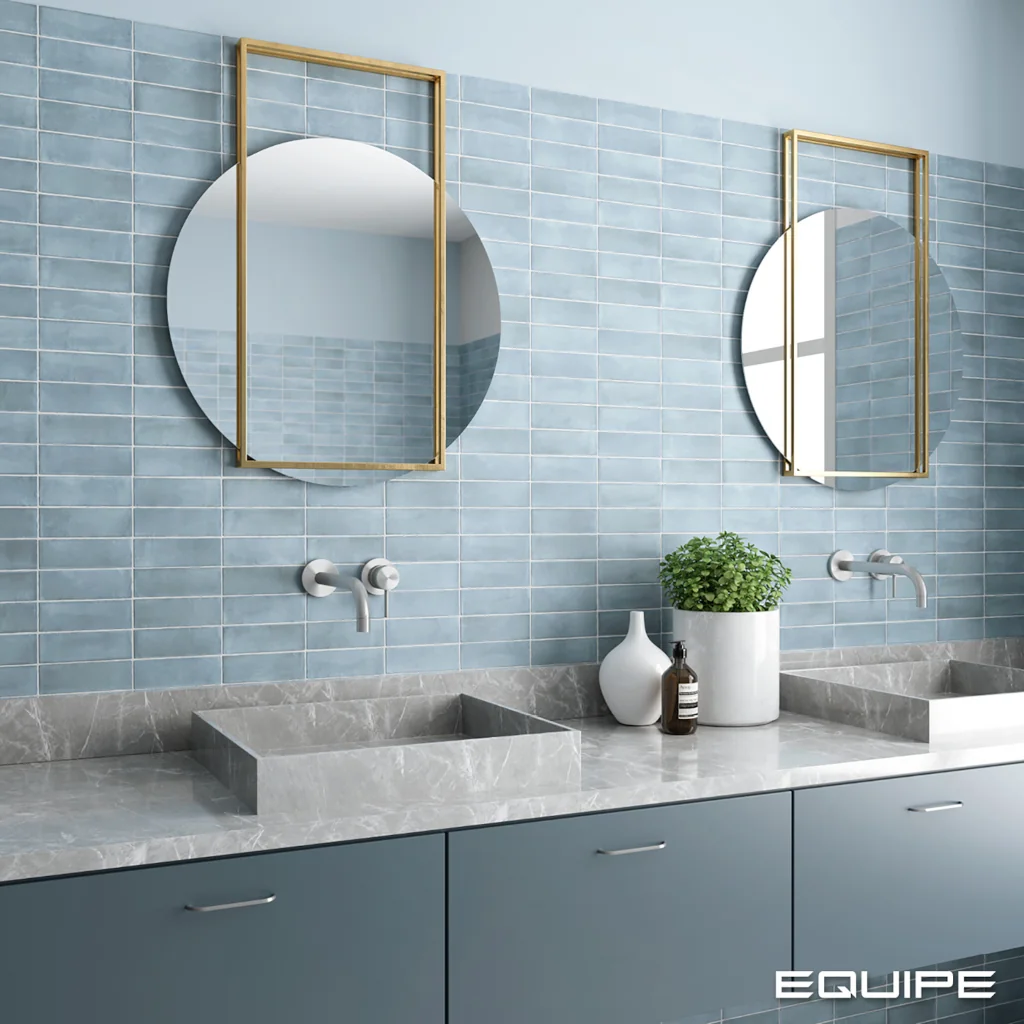 EQUIPE Coco Blue Grass Matt 5X15 niebieskie małe kafelki matowe w łazience na ścianie za lustrami