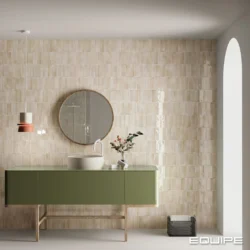 EQUIPE Coco Canvas 5x15 małe, błyszczace kafelki w odcieniu jasny beż na ścianie w łazience.