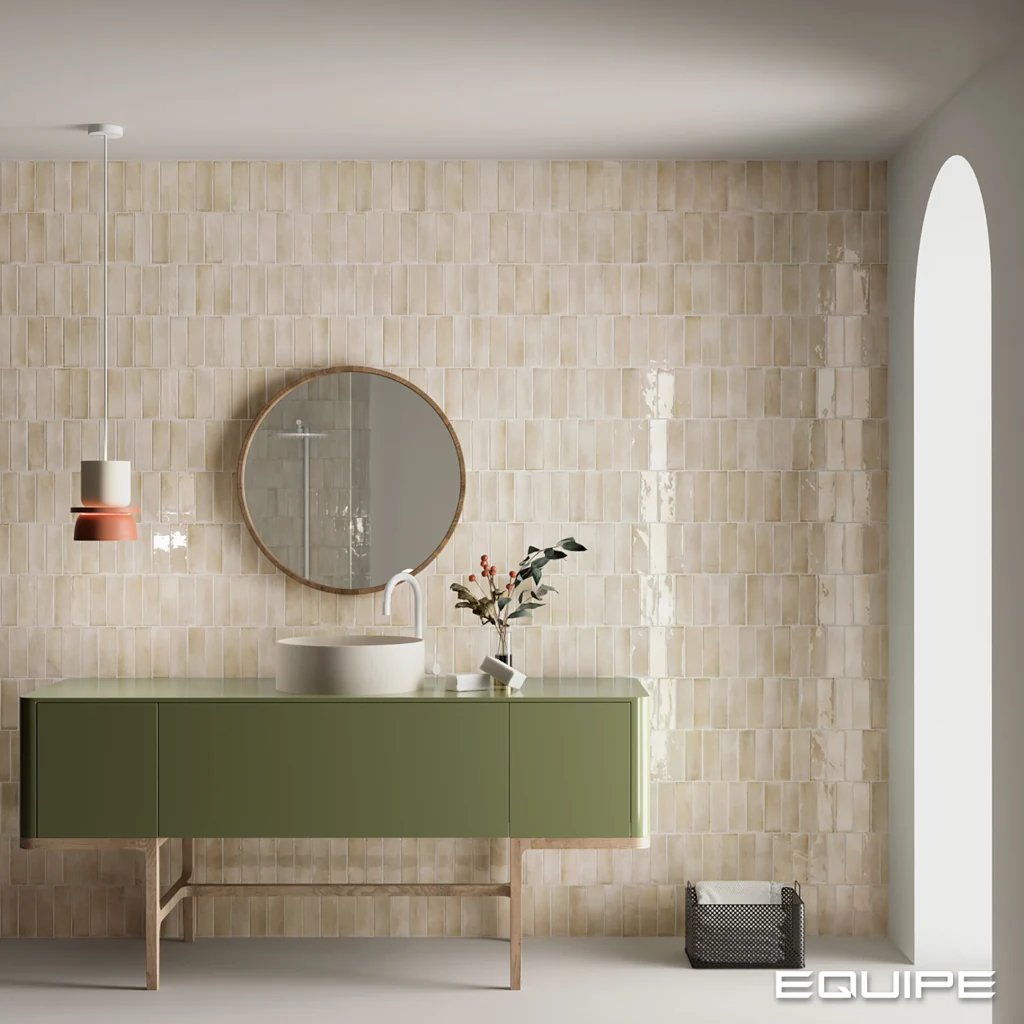 EQUIPE Coco Canvas 5x15 małe, błyszczace kafelki w odcieniu jasny beż na ścianie w łazience.