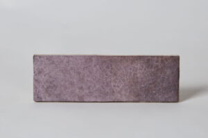 Fioletowa glazura do łazienki - Peronda Harmony DYROY AUBERGINE 6,5×20 cm. Niesamowita struktura płytki, inspirowana zorzą polarną - delikatne pęknięcia.
