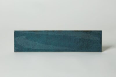 Glazura niebieska - Mykonos Yebala Mallorca Blue 7,5x30 cm. kafelki z Hiszpanii w połysku z postarzaną, nieregularna powierzchnią do stosowania na ścianie w kuchni lub łazience.