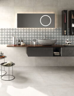 Gres do łazienki - SINTESI Flow white. Jasnoszara płytka gresowa imitująca beton w łazience na podłodze i ścianie.