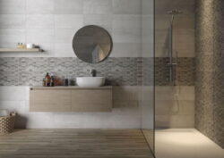 Gres metalizowany w łazience na ścianie w kolorze srebrnym, CIFRE Metal silver 60x120cm. Hiszpańskie płytki łazienkowe imitujące metal.