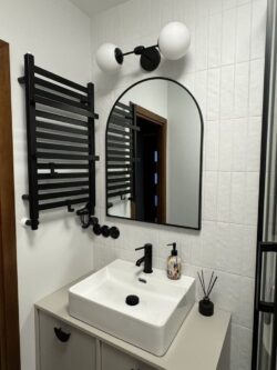 Harmony Rabat White 6x24,6 - Białe cegiełki ceramiczne na ścianie w łazience