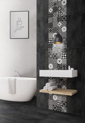 Hiszpańskie płytki łazienkowe, czarny marmur: Absolut Keramika Guinea 15x90 cm i dekor: Absolut Keramika Samoa 15x90 cm na ścianie