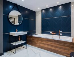 Kafelki do łazienki - Marca Corona 4d Deep Blue. Łazienka z włoskimi płytkami ceramicznymi na ścianę w kolorze ciemnoniebieskim i podłużnym formacie 40x80cm. Płytki bazowe i dekoracyjne - trójwymiarowe.